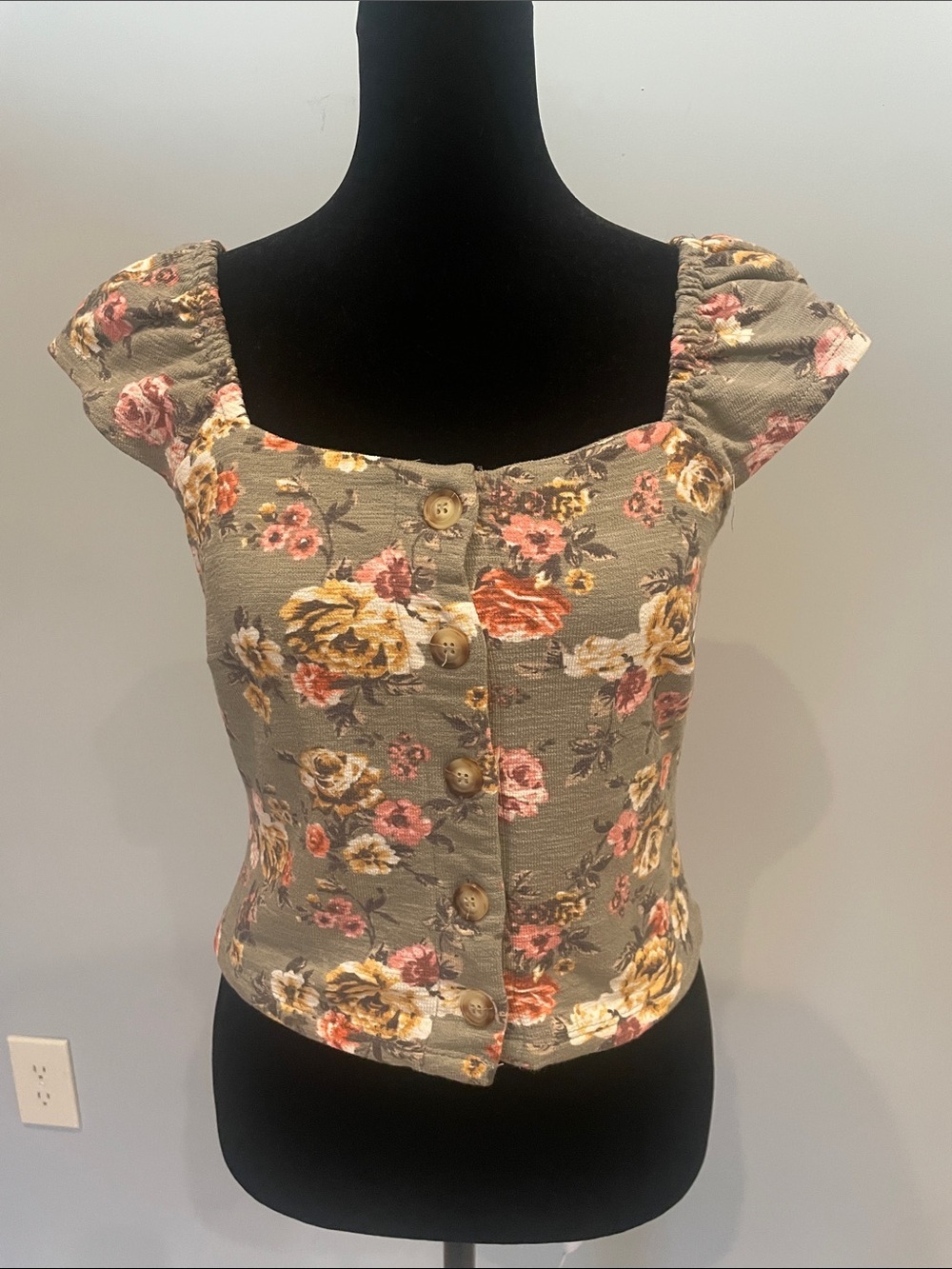 Floral Button-Front Cap Sleeve Top in Olive Green small like new